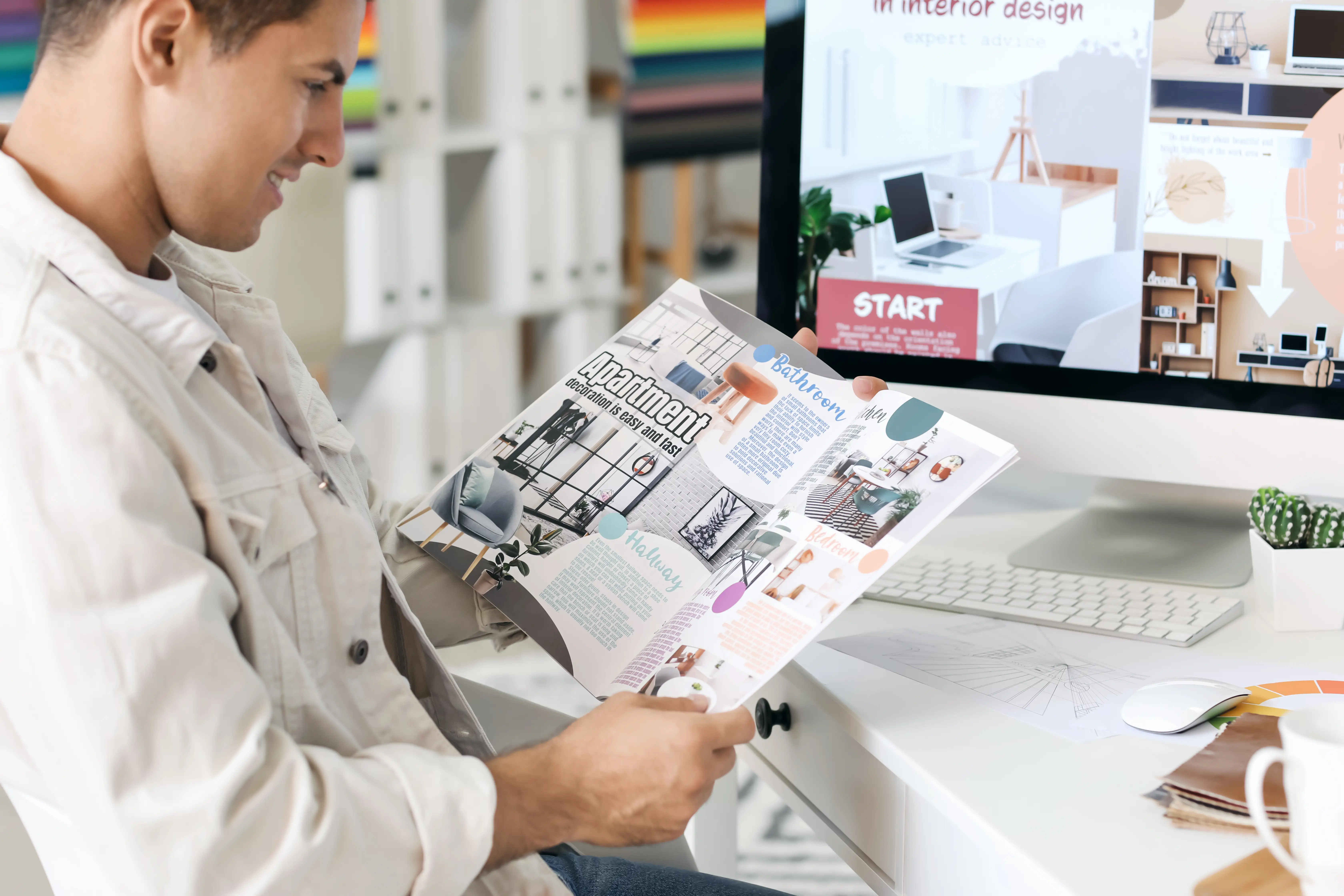 Printdesigner hält ein Magazin in der Hand